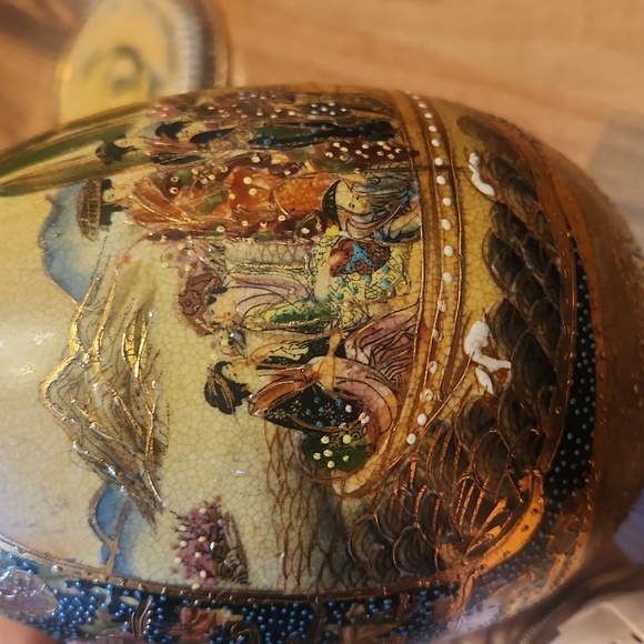 Satsuma Geisha Large Porcelain Egg with Golden Brass Platform Base - Picture 8 of 16